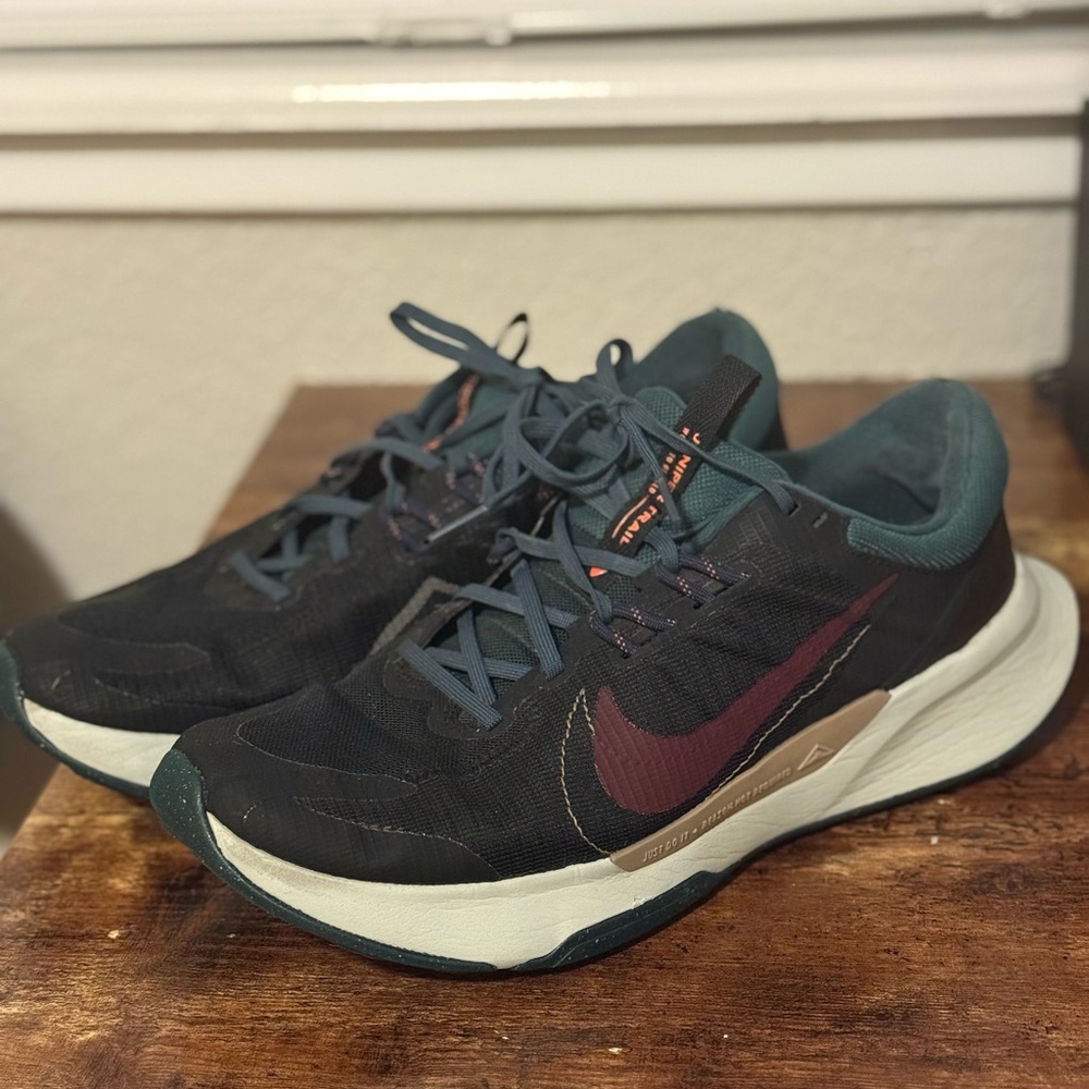 Nike Men's Black and Burgundy Athletic Shoes